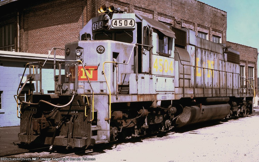 Louisville & Nashville SD38-2 #4504, behind the Boyles Yard roundhouse, 